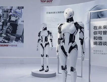 桦之坚展台上的 ZERO 机器人
